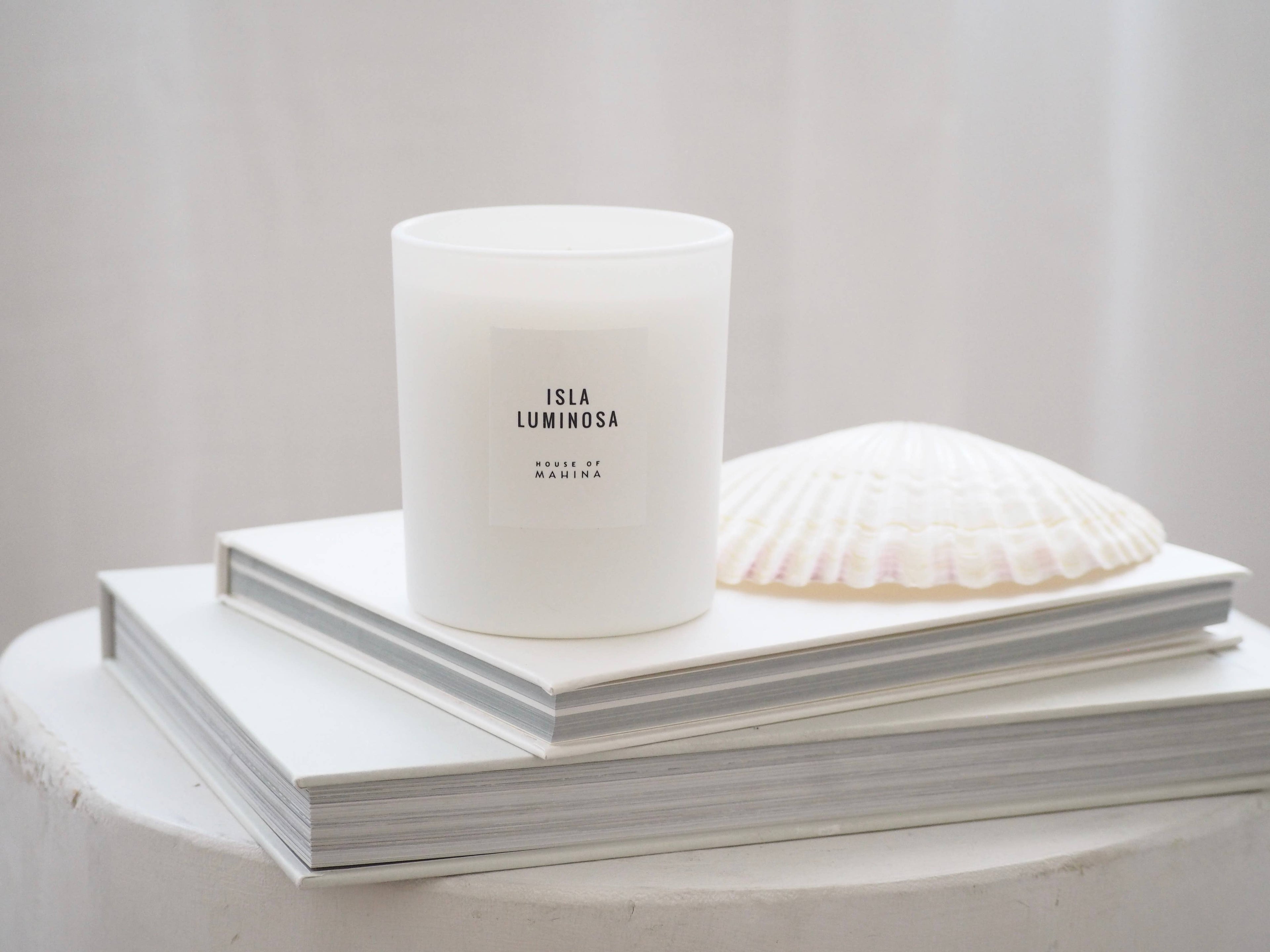 Isla Luminosa Candle 12 oz -  Soft Tropical Floral