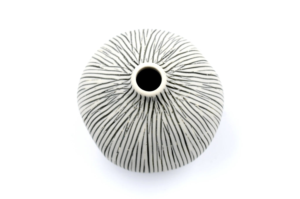 1415W7 GUGU SAG S-Handcrafted Porcelain Bud Vase